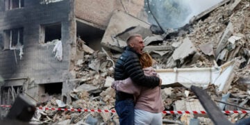 Θρήνος στα συντρίμμια στο Κίεβο (φωτ.: radiosvoboda.org)