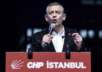 Ο πρόεδρος του Ρεπουμπλικανικού Λαϊκού Κόμματος (CHP) της Τουρκίας Οζγκιούρ Οζέλ κινδυνεύει με καθαίρεση το δικαστήριο κρίνει άκυρο το συνέδριο μέσω του οποίου εξελέγη επικεφαλής του κόμματος (φωτ.: EPA/Erdem Sahin)