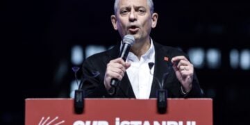 Ο πρόεδρος του Ρεπουμπλικανικού Λαϊκού Κόμματος (CHP) της Τουρκίας Οζγκιούρ Οζέλ κινδυνεύει με καθαίρεση το δικαστήριο κρίνει άκυρο το συνέδριο μέσω του οποίου εξελέγη επικεφαλής του κόμματος (φωτ.: EPA/Erdem Sahin)