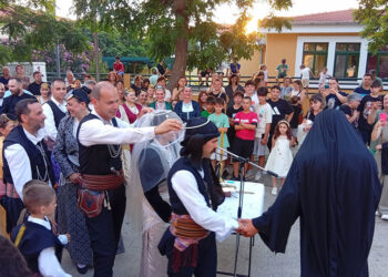Στιγμιότυπο από τη «στέψη» στην Παλαγία Αλεξανδρούπολης (φωτ.: Facebook / Γιώργος Γκουντινάκης)