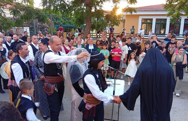 Στιγμιότυπο από τη «στέψη» στην Παλαγία Αλεξανδρούπολης (φωτ.: Facebook / Γιώργος Γκουντινάκης)