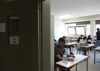 Μαθητές διαγωνίζονται στις Πανελλαδικές Εξετάσεις στο 1ο ΕΠΑΛ Αγίας Παρασκευής  (φωτ.: ΑΠΕ-ΜΠΕ / Γιώργος Βιτσαράς / POOL)