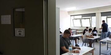Μαθητές διαγωνίζονται στις Πανελλαδικές Εξετάσεις στο 1ο ΕΠΑΛ Αγίας Παρασκευής  (φωτ.: ΑΠΕ-ΜΠΕ / Γιώργος Βιτσαράς / POOL)