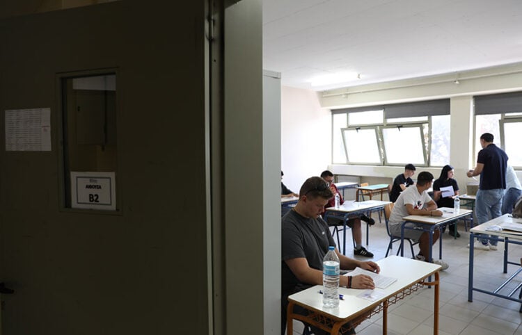 Μαθητές διαγωνίζονται στις Πανελλαδικές Εξετάσεις στο 1ο ΕΠΑΛ Αγίας Παρασκευής  (φωτ.: ΑΠΕ-ΜΠΕ / Γιώργος Βιτσαράς / POOL)