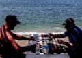 Ντόμινο πλάι στο κύμα για τους δύο κυρίους που απολαμβάνουν το καλοκαίρι τους (φωτ.: EUROKINISSI/Γιάννης Παναγόπουλος)