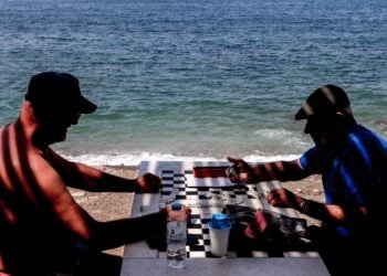 Ντόμινο πλάι στο κύμα για τους δύο κυρίους που απολαμβάνουν το καλοκαίρι τους (φωτ.: EUROKINISSI/Γιάννης Παναγόπουλος)