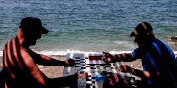 Ντόμινο πλάι στο κύμα για τους δύο κυρίους που απολαμβάνουν το καλοκαίρι τους (φωτ.: EUROKINISSI/Γιάννης Παναγόπουλος)