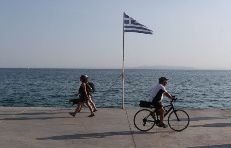 Κόσμος στην παραλία του Αλίμου (φωτ.: EUROKINISSI/Σωτήρης Δημητρόπουλος)