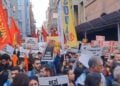 Στιγμιότυπο από την αντικυβερνητική συγκέντρωση, με συνθήματα όπως «Το Γκεζί μένει», ή «Τάξιμ παντού, Αντίσταση παντού» (φωτ.: Χ/Ezilenlerin Sosyalist Partisi)