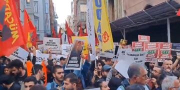 Στιγμιότυπο από την αντικυβερνητική συγκέντρωση, με συνθήματα όπως «Το Γκεζί μένει», ή «Τάξιμ παντού, Αντίσταση παντού» (φωτ.: Χ/Ezilenlerin Sosyalist Partisi)