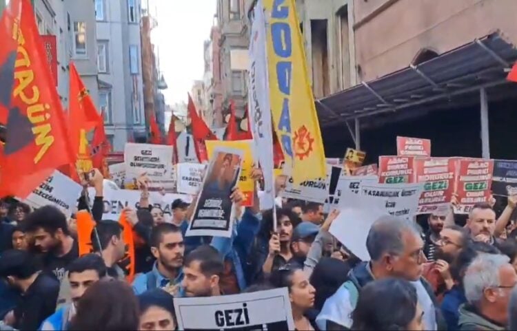 Στιγμιότυπο από την αντικυβερνητική συγκέντρωση, με συνθήματα όπως «Το Γκεζί μένει», ή «Τάξιμ παντού, Αντίσταση παντού» (φωτ.: Χ/Ezilenlerin Sosyalist Partisi)