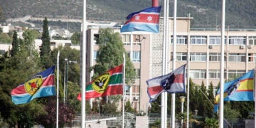 Λάβαρα στο υπουργείο Εθνικής Άμυνας (φωτ.: EUROKINISSI / Γιώργος Κονταρίνης)