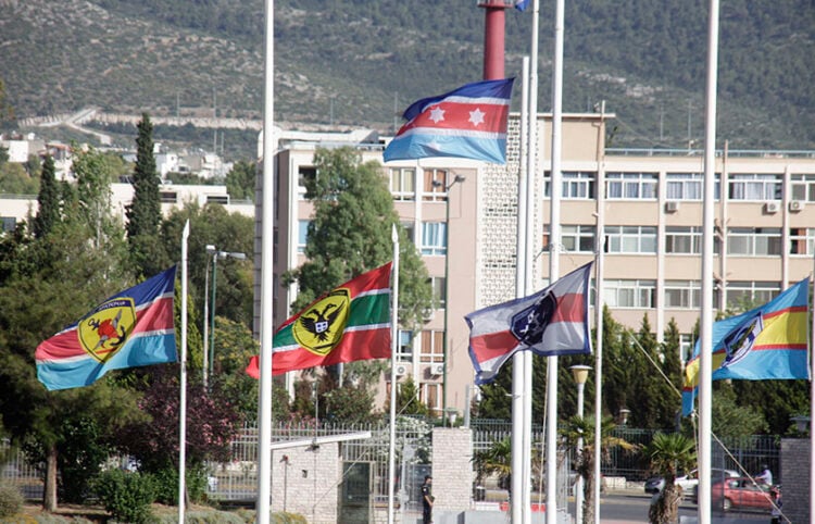 Λάβαρα στο υπουργείο Εθνικής Άμυνας (φωτ.: EUROKINISSI / Γιώργος Κονταρίνης)