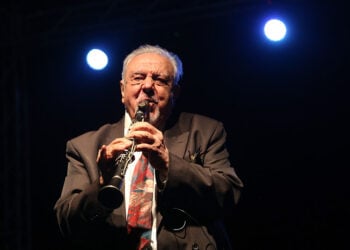 Ο Πετρολούκας Χαλκιάς στο «Φεστιβάλ στη Θάλασσα» στον Πολυχώρο Λιπασμάτων Δραπετσώνας, 12 Ιουλίου 2019 (φωτ.: EUROKINISSI / Γιώργος Στεργιόπουλος)