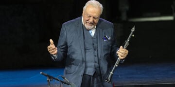 Ο Πετρολούκας Χαλκιάς στο Ηρώδειο, στις 8 Οκτωβρίου 2024, στη συναυλία της Μητρόπολης Νέας Ιωνίας - Φιλαδελφείας για τα 50 χρόνια από την ίδρυσή της (φωτ.: Αρχιεπισκοπή Αθηνών / Χρήστος Μπόνης)