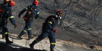Πυροσβέστες στην Παλαιά Φώκαια Αττικής (EUROKINISSI/Σωτήρης Δημητρόπουλος)