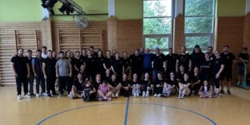 Μέλη της Ποντιακής Ένωσης Στουτγάρδης «Η Ρωμανία» με τον Νίκο Ζουρνατζίδη (φωτ.: facebook/Pontiaki Enosi Iromania Stuttgart)