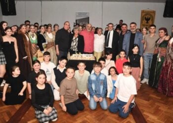 Μέλη και φίλοι της Ποντιακής Εστίας Μελβούρνης γύρω από την τούρτα των 49ων  γενεθλίων (φωτ.: NeosKosmos/Κώστας Ντεβές)