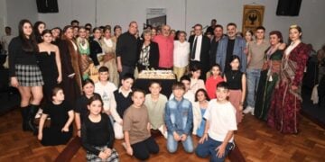 Μέλη και φίλοι της Ποντιακής Εστίας Μελβούρνης γύρω από την τούρτα των 49ων  γενεθλίων (φωτ.: NeosKosmos/Κώστας Ντεβές)