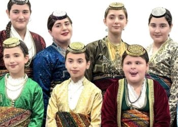 Χαριτωμένο στιγμιότυπο από τις αναμνηστικές φωτογραφίες της εκδήλωσης  (φωτ.: facebook/Pontiaki Estia Melbourne)