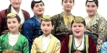 Χαριτωμένο στιγμιότυπο από τις αναμνηστικές φωτογραφίες της εκδήλωσης  (φωτ.: facebook/Pontiaki Estia Melbourne)