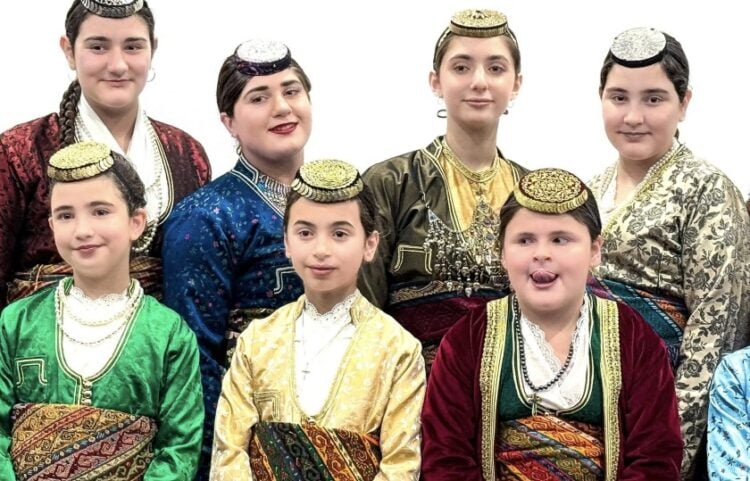 Χαριτωμένο στιγμιότυπο από τις αναμνηστικές φωτογραφίες της εκδήλωσης  (φωτ.: facebook/Pontiaki Estia Melbourne)