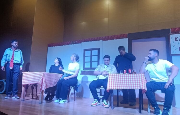 Στιγμιότυπο από την παράσταση (φωτ.: facebook/Makis Michailidis)