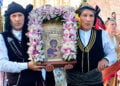Μέλη του Συλλόγου Ποντίων Αργολίδας «Πανάγια Σουμελά» κρατούν το αντίγραφο της εικόνας της Παναγίας Σουμελά (φωτ.: ΑΠΕ-ΜΠΕ / Ευάγγελος Μπουγιώτης)