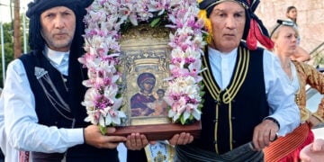 Μέλη του Συλλόγου Ποντίων Αργολίδας «Πανάγια Σουμελά» κρατούν το αντίγραφο της εικόνας της Παναγίας Σουμελά (φωτ.: ΑΠΕ-ΜΠΕ / Ευάγγελος Μπουγιώτης)
