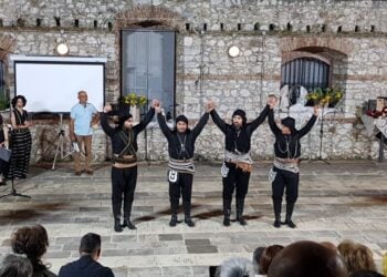 Σέρρα από τους πυρριχιστές του Μαυρόβατου (φωτ.: facebook/Ποντιακός Πολιτιστικός Σύλλογος Μαυροβάτου «Το Καρς»)