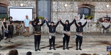Σέρρα από τους πυρριχιστές του Μαυρόβατου (φωτ.: facebook/Ποντιακός Πολιτιστικός Σύλλογος Μαυροβάτου «Το Καρς»)