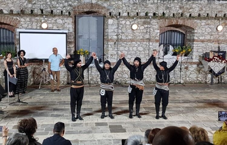 Σέρρα από τους πυρριχιστές του Μαυρόβατου (φωτ.: facebook/Ποντιακός Πολιτιστικός Σύλλογος Μαυροβάτου «Το Καρς»)