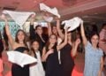 Νεαρά μέλη του «Ποντοξενιτέα» καλωσορίζουν τους καλεσμένους (φωτ.: facebook/Syndesmos Connecting People and Their Stories)