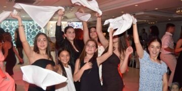 Νεαρά μέλη του «Ποντοξενιτέα» καλωσορίζουν τους καλεσμένους (φωτ.: facebook/Syndesmos Connecting People and Their Stories)