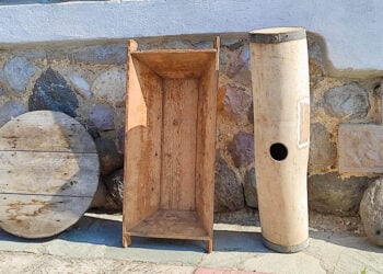 Τα προικιά της Ναστούκας και μία πέτρα από χειρόμυλο (φωτ.: Facebook / Κοσμάς Αψαλιώτης Τσίναλης)
