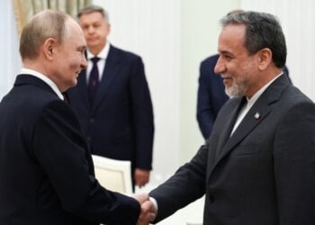 Από αριστερά, ο Ρώσος πρόεδρος Βλαντίμιρ Πούτιν σε χειραψία με τον Ιρανό ΥΠΕΞ Αμπάς Αραγκί κατά τη συνάντησή τους στο Κρεμλίνο (φωτ.: EPA/Alexander Kazakov / Sputnik / Kremlin Pool)
