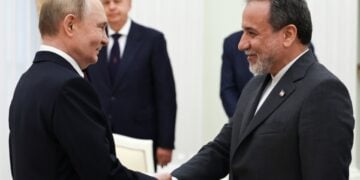 Από αριστερά, ο Ρώσος πρόεδρος Βλαντίμιρ Πούτιν σε χειραψία με τον Ιρανό ΥΠΕΞ Αμπάς Αραγκί κατά τη συνάντησή τους στο Κρεμλίνο (φωτ.: EPA/Alexander Kazakov / Sputnik / Kremlin Pool)