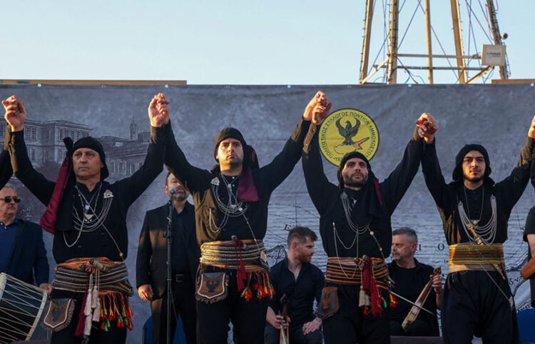 Στιγμιότυπο από την εκδήλωση που έγινε στις 19 Μαΐου 2025 στο Παραλίμνι, για τα 106 χρόνια από τη Γενοκτονία των Ποντίων (φωτ.: Facebook / Δήμος Παραλιμνίου-Δερύνειας)