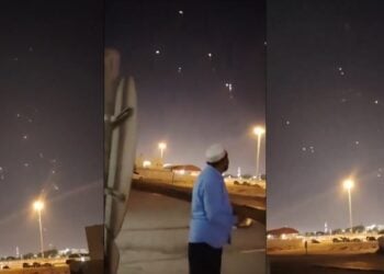 Πολίτης του Κατάρ βλέπει τις λάμψεις των πυραύλων στον ουρανό (φωτ.: Χ/विकास सैनी)