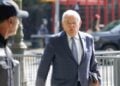 Ο Ρόμπερτ Μενέντεζ σε παλιότερη φωτογραφία έξω από το ομοσπονδιακό δικαστήριο στη Νέα Υόρκη (φωτ.: EPA/Sarah Yenesel)