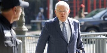 Ο Ρόμπερτ Μενέντεζ σε παλιότερη φωτογραφία έξω από το ομοσπονδιακό δικαστήριο στη Νέα Υόρκη (φωτ.: EPA/Sarah Yenesel)