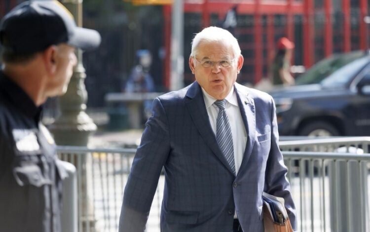 Ο Ρόμπερτ Μενέντεζ σε παλιότερη φωτογραφία έξω από το ομοσπονδιακό δικαστήριο στη Νέα Υόρκη (φωτ.: EPA/Sarah Yenesel)