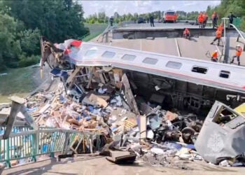 Συντρίμμια της γέφυρας και ένα από τα βαγόνια της εμπορικής αμαξοστοιχίας στην περιφέρεια Μπριάνσκ (φωτ.: Υπουργείο Εκτάκτων Αναγκών Ρωσίας)
