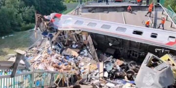 Συντρίμμια της γέφυρας και ένα από τα βαγόνια της εμπορικής αμαξοστοιχίας στην περιφέρεια Μπριάνσκ (φωτ.: Υπουργείο Εκτάκτων Αναγκών Ρωσίας)