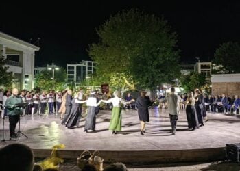 Στιγμιότυπο από την περσινή θεατρική παράσταση του Συλλόγου Μικρασιατών νομού Ξάνθης «Αλησμόνητες Πατρίδες» (φωτ.: facebook/Μικρασιάτες Ξάνθης Αλησμόνητες Πατρίδες)