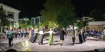 Στιγμιότυπο από την περσινή θεατρική παράσταση του Συλλόγου Μικρασιατών νομού Ξάνθης «Αλησμόνητες Πατρίδες» (φωτ.: facebook/Μικρασιάτες Ξάνθης Αλησμόνητες Πατρίδες)