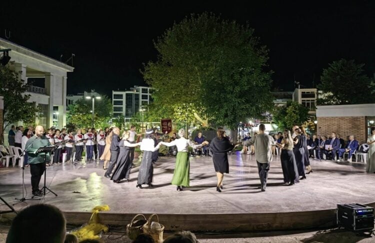 Στιγμιότυπο από την περσινή θεατρική παράσταση του Συλλόγου Μικρασιατών νομού Ξάνθης «Αλησμόνητες Πατρίδες» (φωτ.: facebook/Μικρασιάτες Ξάνθης Αλησμόνητες Πατρίδες)