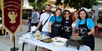 Μέλη του Συλλόγου Ποντίων Ελευθερίου-Κορδελιού στη διάρκεια του περσινού φεστιβάλ (φωτ.: facebook/Σύλλογος Ποντίων Ελευθερίου Κορδελιού)