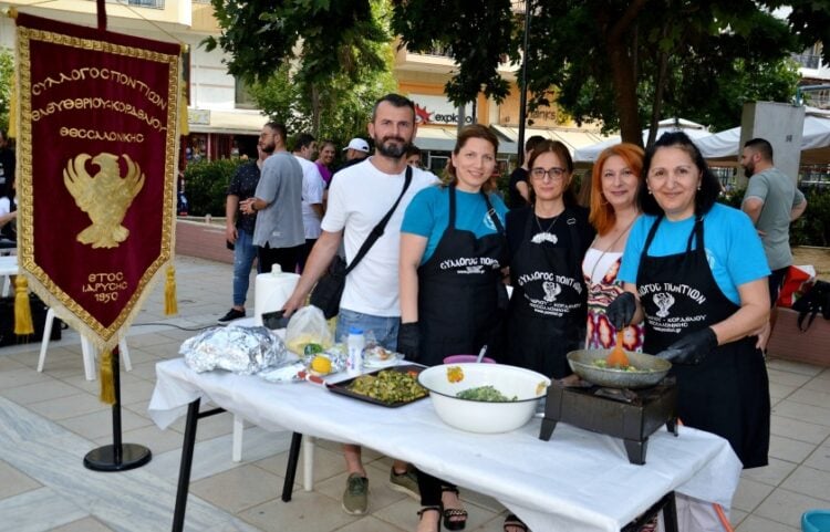Μέλη του Συλλόγου Ποντίων Ελευθερίου-Κορδελιού στη διάρκεια του περσινού φεστιβάλ (φωτ.: facebook/Σύλλογος Ποντίων Ελευθερίου Κορδελιού)