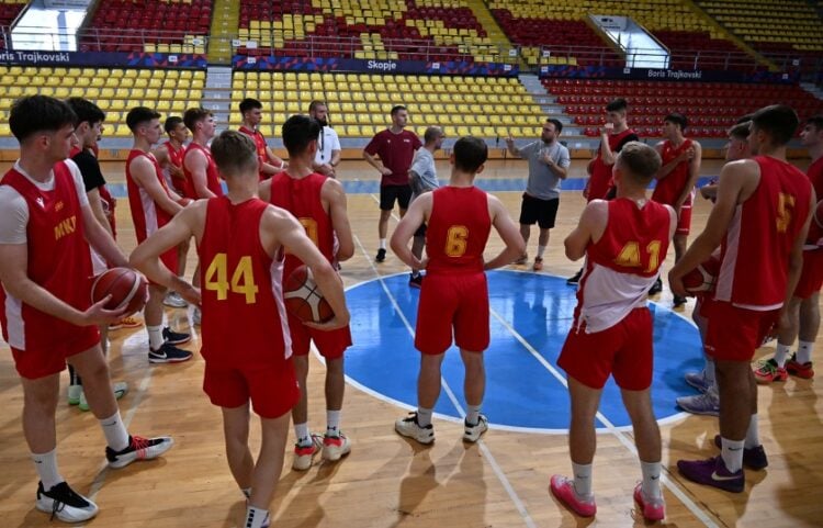 Στιγμιότυπο από προπόνηση της εθνικής ομάδας μπάσκετ των Σκοπίων (φωτ.: facebook/Кошаркарска Федерација на Северна Македонија)